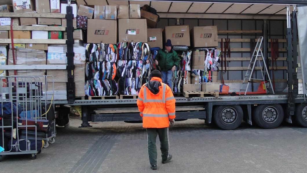 Caritas vrijwilligers die kleding verzamelen voor circulaire maatschappij