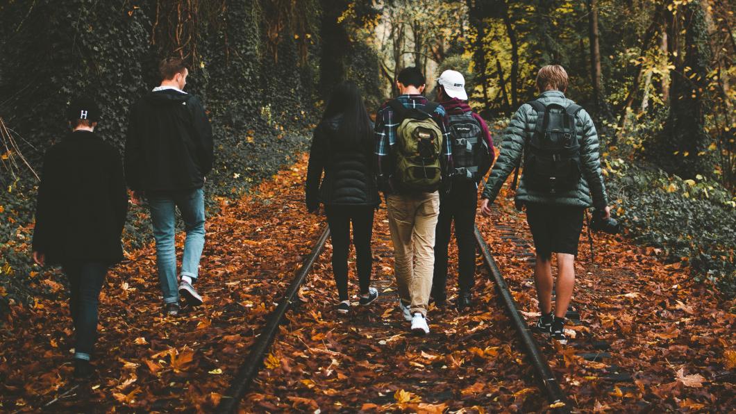 Jeugd met een wandeling door de bossen