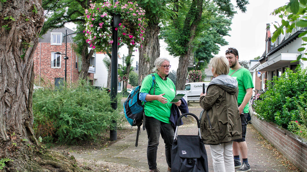 Genoveef en Quintin in gesprek met inwoner Schaijk