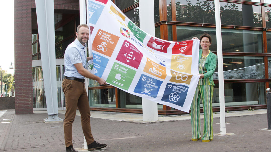 hijsen SDGvlag_JvdHeuvel_JvAaken_sept23.jpg