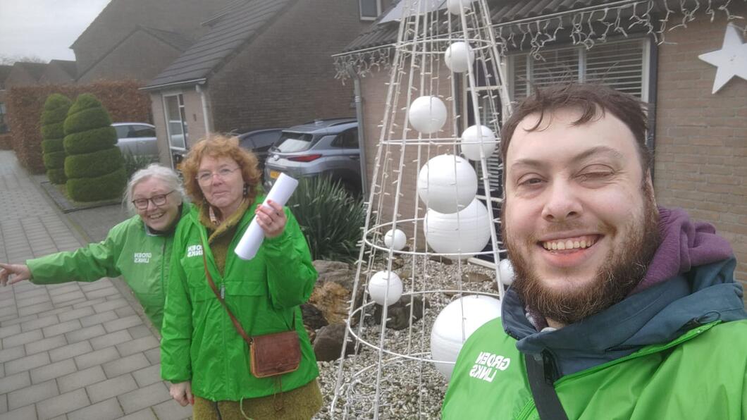 Selfie van drie vrijwilligers van GroenLinks in de Vijfhuis