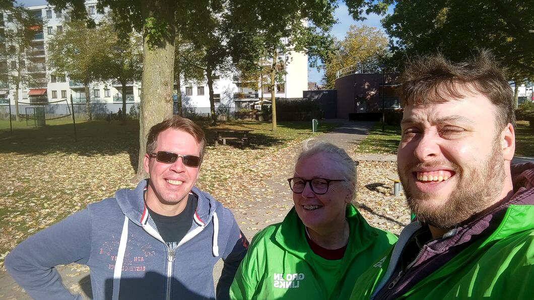 Selfie met drie vrijwilligers van GroenLinks in de Flatwijk