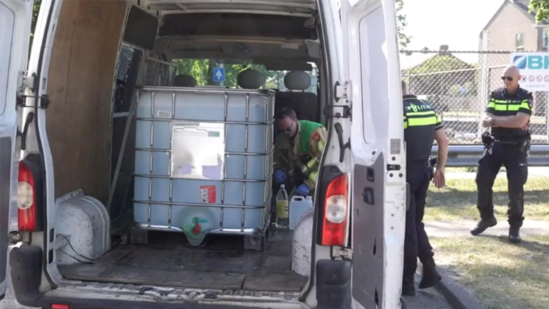 Politie vind chemisch drugsafval in busje.
