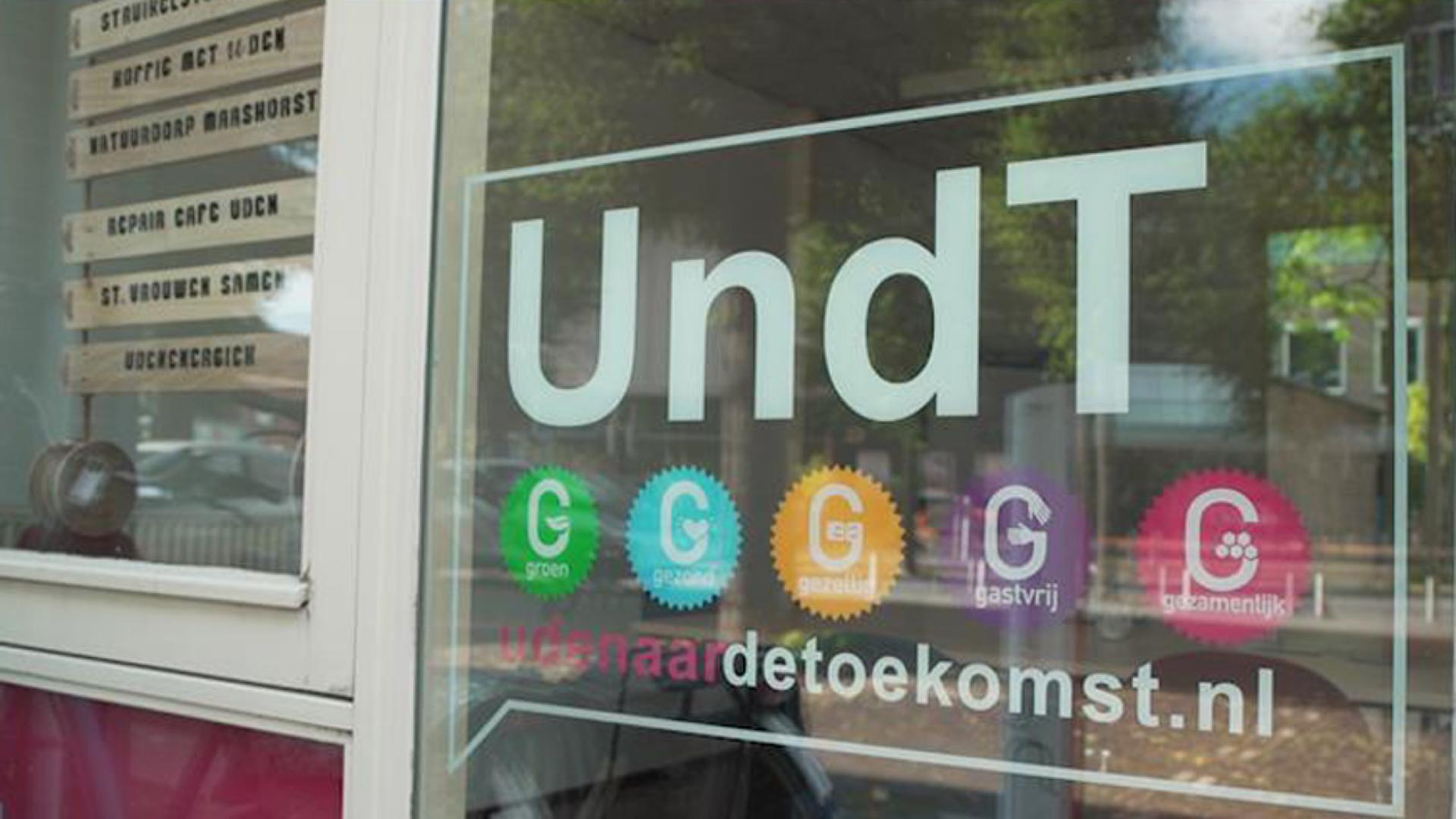 Raamsticker Uden naar de toekomst, in het kantelhuis Uden.