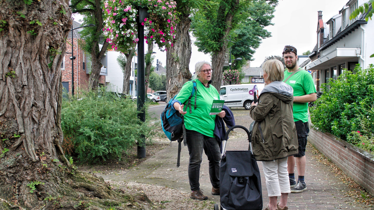 Groen Links in gesprek met inwoner op straat.
